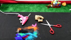 DIY feather cat toy: Gör ett fjäderleksak till katten diy feather cat toy gor ett fjad
